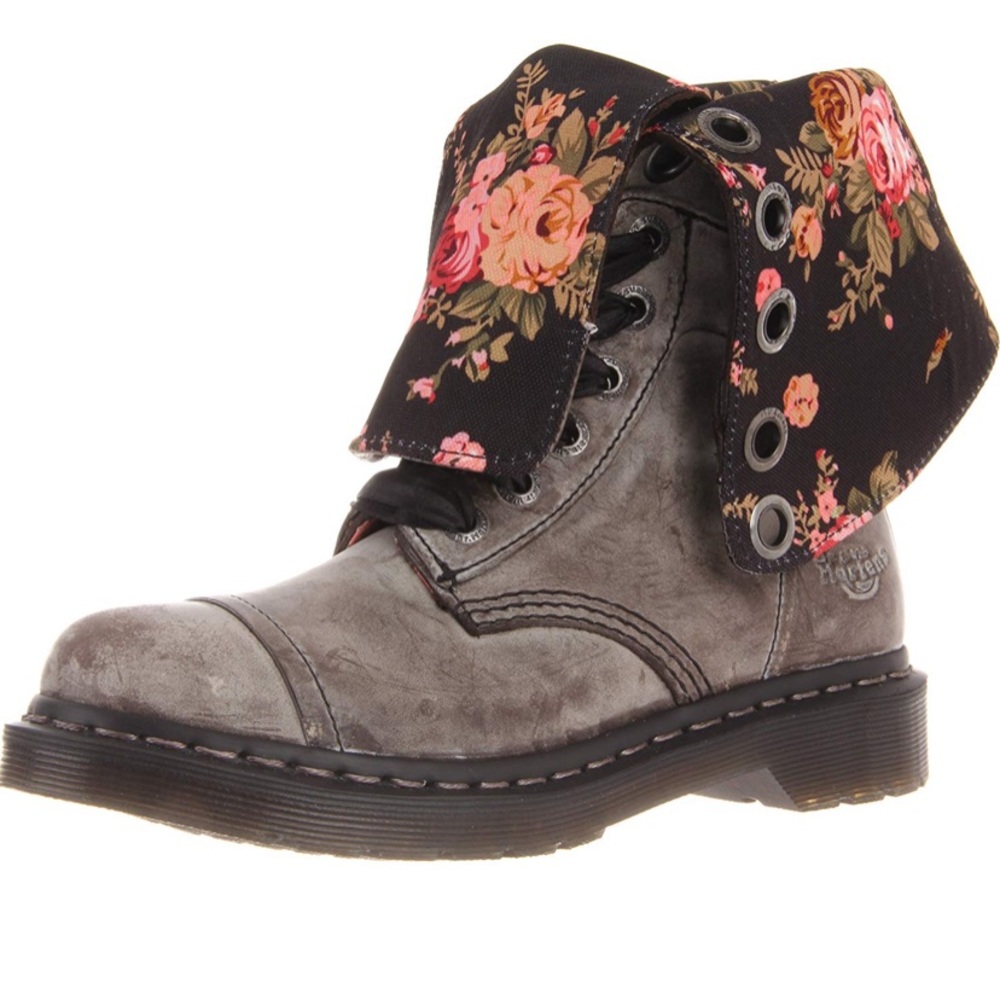 NWOT Dr Martens Triumph 1914 W Boots